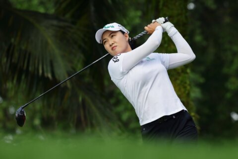 3-time major winner Minjee Lee moves up the LPGA Singapore leaderboard with a 64