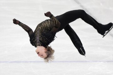 Team USA won gold in the Olympic figure skating team event on Sunday with Ilia "Quad God" Malinin leading the way. CBS News' Kelly O'Grady reports.