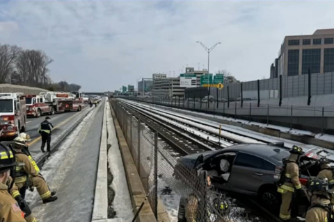 Vehículo termina en las vías del Metro tras chocar con una valla en Fairfax