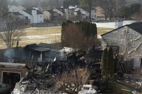 Familias desalojan sus viviendas tras explosión en Centreville; autoridades buscan fuga de gas