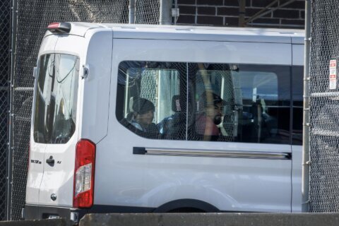 El gobierno de Trump ha arrestado a casi 380,000 inmigrantes desde enero 2025, según funcionario