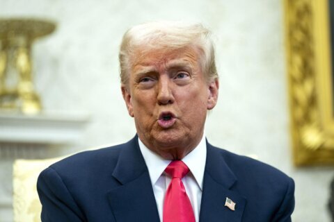 Trump dice que su gobierno podría ‘ser un poco más suave’ en sus operativos migratorios