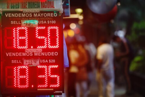 El dólar débil y el desempleo en EEUU golpean a quienes reciben remesas, especialmente en México