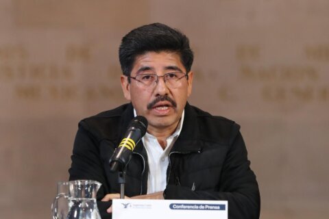 Viral en México: video capta a trabajadora limpiándole los zapatos al presidente del Supremo