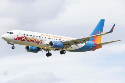 Dos viajeros forman tremenda pelea en medio de un vuelo; no podrán volar en la aerolínea ‘de por vida’