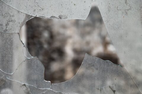 Hombre habría muerto en DC al intentar entrar a una casa, según fuentes