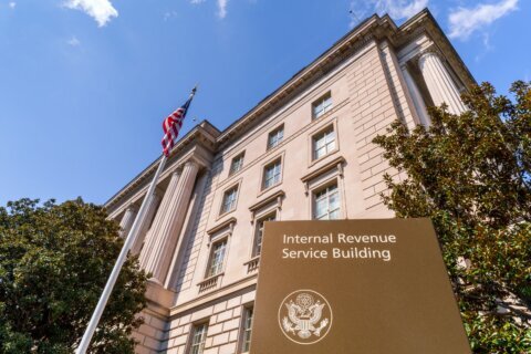 Corte federal dice que el IRS puede seguir compartiendo datos fiscales de inmigrantes con ICE