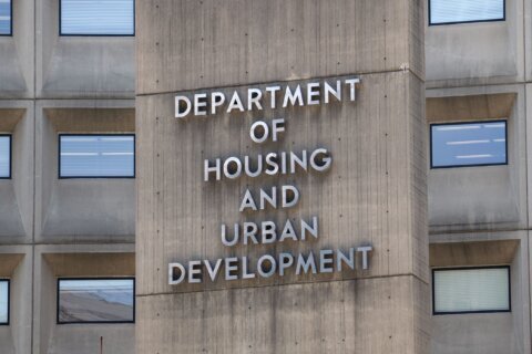 Proponen norma que obligaría a no ciudadanos a desalojar viviendas públicas de EEUU