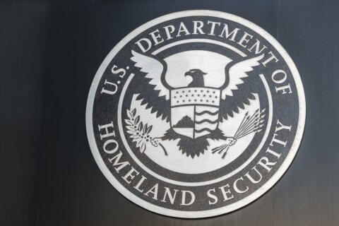DHS continuará encarcelando inmigrantes sin fianza, determina corte de apelaciones