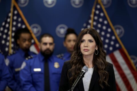 Agentes federales en Minneapolis recibirán cámaras corporales, anuncia el DHS