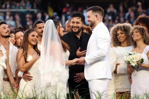 “Benito quería comunicar unidad”: pastor que casó a pareja en el show de medio tiempo de Bad Bunny