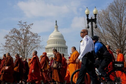 Monjes budistas concluyen la Caminata por la Paz en el Monumento a Lincoln