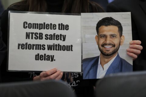 Tras el accidente aéreo en DC, familias exigen al Congreso reformas de seguridad