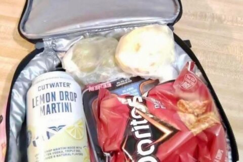 Hallan martini enlatado en lonchera de estudiante y alerta a la policía: ‘Eso NO es jugo’