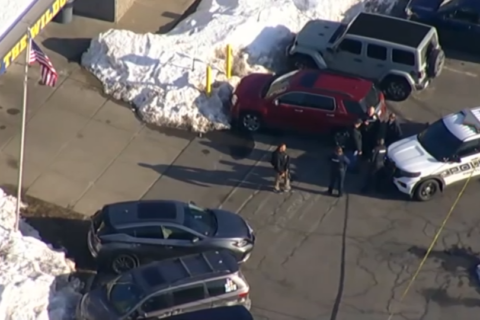 Identifican sospechoso de tiroteo que resultó en tres muertes durante partido de hockey en Rhode Island