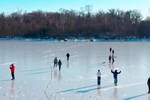 Riesgo mortal: autoridades piden no caminar sobre el río Potomac congelado