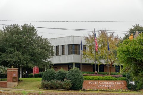 Tiroteo en universidad en Carolina del Sur deja 2 muertos, provoca confinamiento de casi 8 horas