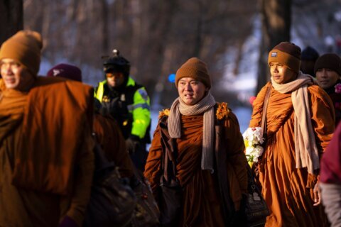 Monjes budistas llegan a Washington, D.C., tras caminata por la paz de más de 2,000 millas