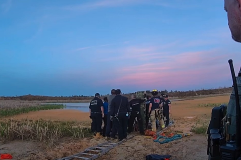 Hallan a hombre de Florida con “arenas movedizas” hasta los hombros; mira cómo lo rescataron