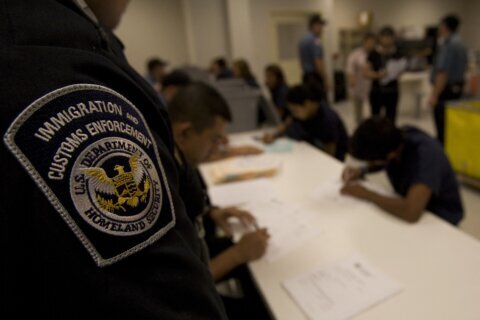 Mexicano sufrió fracturas de cráneo durante arresto de ICE; ahora el FBI investiga el caso