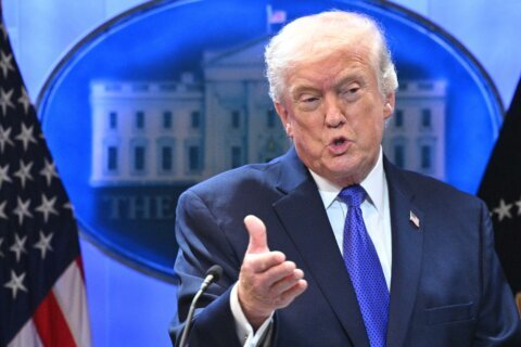 Trump firma una orden para imponer un 10 % global a importaciones de todos los países