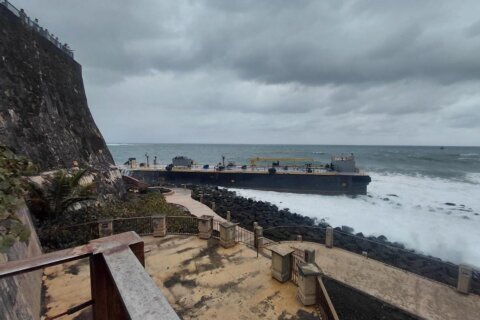 Puerto Rico: barcaza que transportaba combustible encalla cerca de El Morro