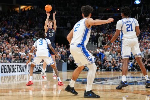 Braylon Mullins’ 3-pointer with 0.4 seconds left gives UConn 73-72 win over Duke and Final Four spot