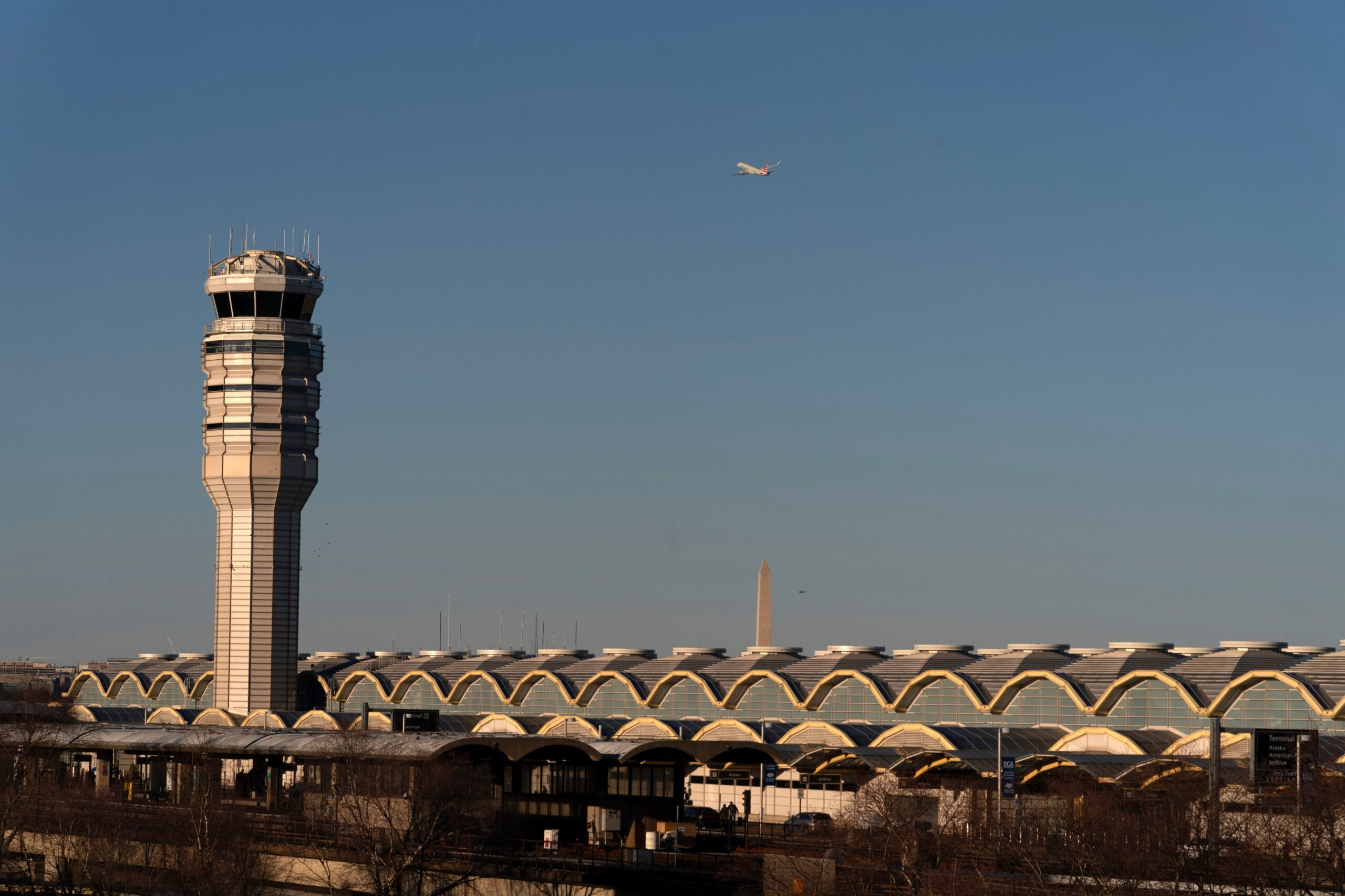 Ground stops at all 3 major DC-area airports due to ‘strong smell’ at FAA facility