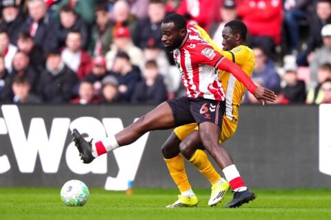 Arsenal grabs late goals to beat Everton and stay in control of Premier League title race