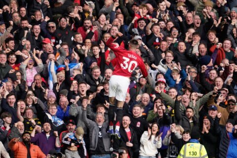Man United flying high after 2-1 win against Crystal Palace. Arsenal hosts Chelsea