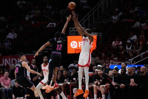 Durant passes Jordan, then Thompson tips in the winner in Rockets’ 123-122 victory over Heat