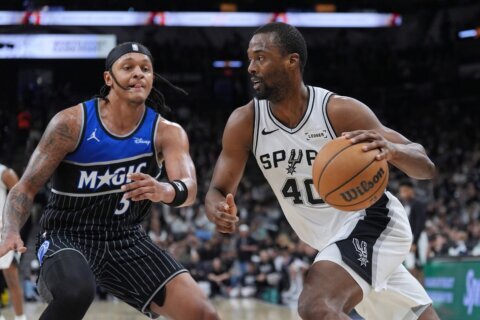Snooze and lose: San Antonio’s Harrison Barnes ends iron man streak because of nap injury