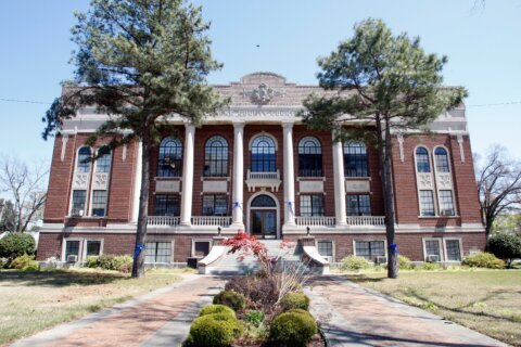 An Arkansas man accused of killing his daughter’s alleged abuser wins GOP sheriff’s nomination