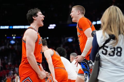 Illinois clamps down on Houston for a 65-55 March Madness win to reach Elite Eight