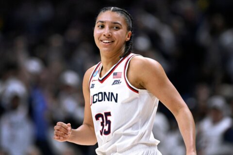 Fudd’s 34 points, 8 3-pointers powers UConn past Syracuse and into Sweet 16 for 32nd straight time