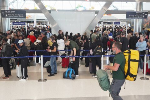 How to monitor airport security lines at US airports while TSA officers go without pay