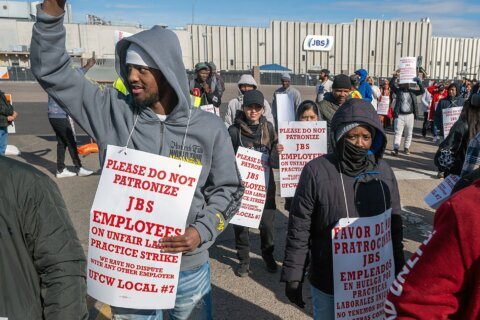 Workers’ strike at one of the largest US meatpacking plants will continue for a 3rd week
