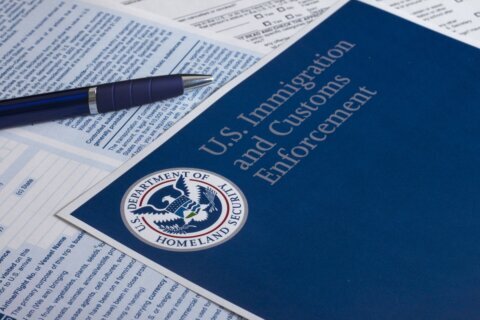 Gobierno de Trump reanuda la revisión de asilos pendientes, pero hay excepciones