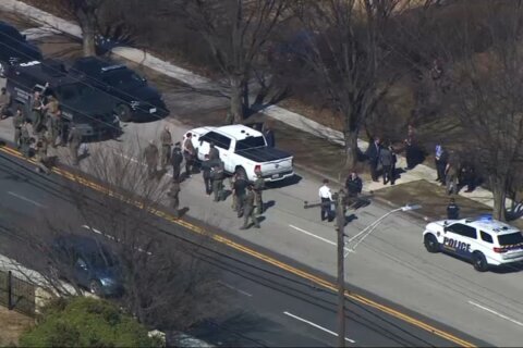 Balacera termina con policía herido y pistolero muerto durante una llamada de robo: Baltimore