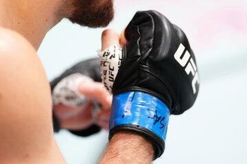 The gloves of a UFC fighter during a welterweight fight, in Las Vegas in February 2024.