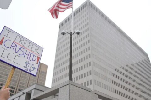 Demandan a ICE ante señalamientos de condiciones inhumanas en centro de Baltimore