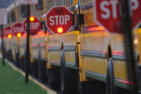 Escuelas del DMV anuncian cierres y salidas tempranas por amenaza de tiempo severo