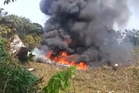 Suben a 69 los muertos del accidente de un avión militar en Colombia