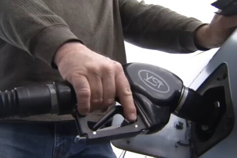 Precios de la gasolina al alza. Te explicamos cómo puedes ahorrar dinero al surtir