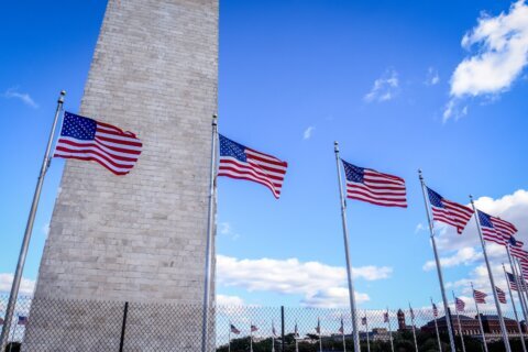 Incendio de un auto obliga al cierre temporal del Monumento a Washington