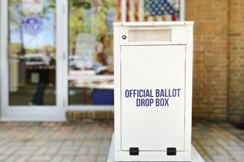 Conservadores de la Corte Suprema cuestionan conteo de las papeletas de voto por correo