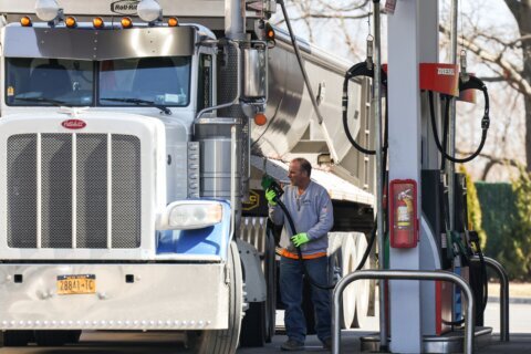 El diésel supera los $5 por galón, lo que podría subir los precios de los consumidores