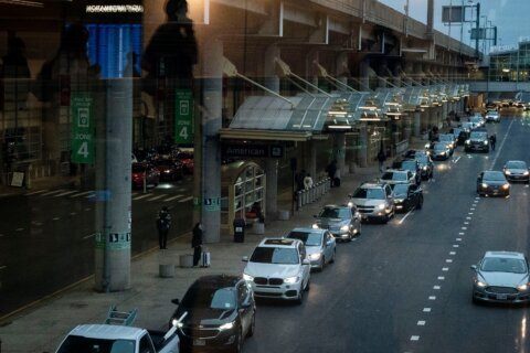 Desalojan sala de espera en Aeropuerto Reagan ante paquete sospechoso