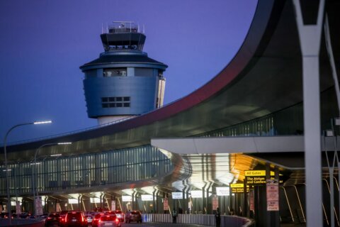 Piloto y copiloto mueren cuando avión choca con camión en aeropuerto LaGuardia de Nueva York