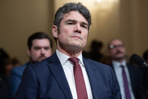 FBI investiga a exfuncionario de Trump que renunció por guerra contra Irán